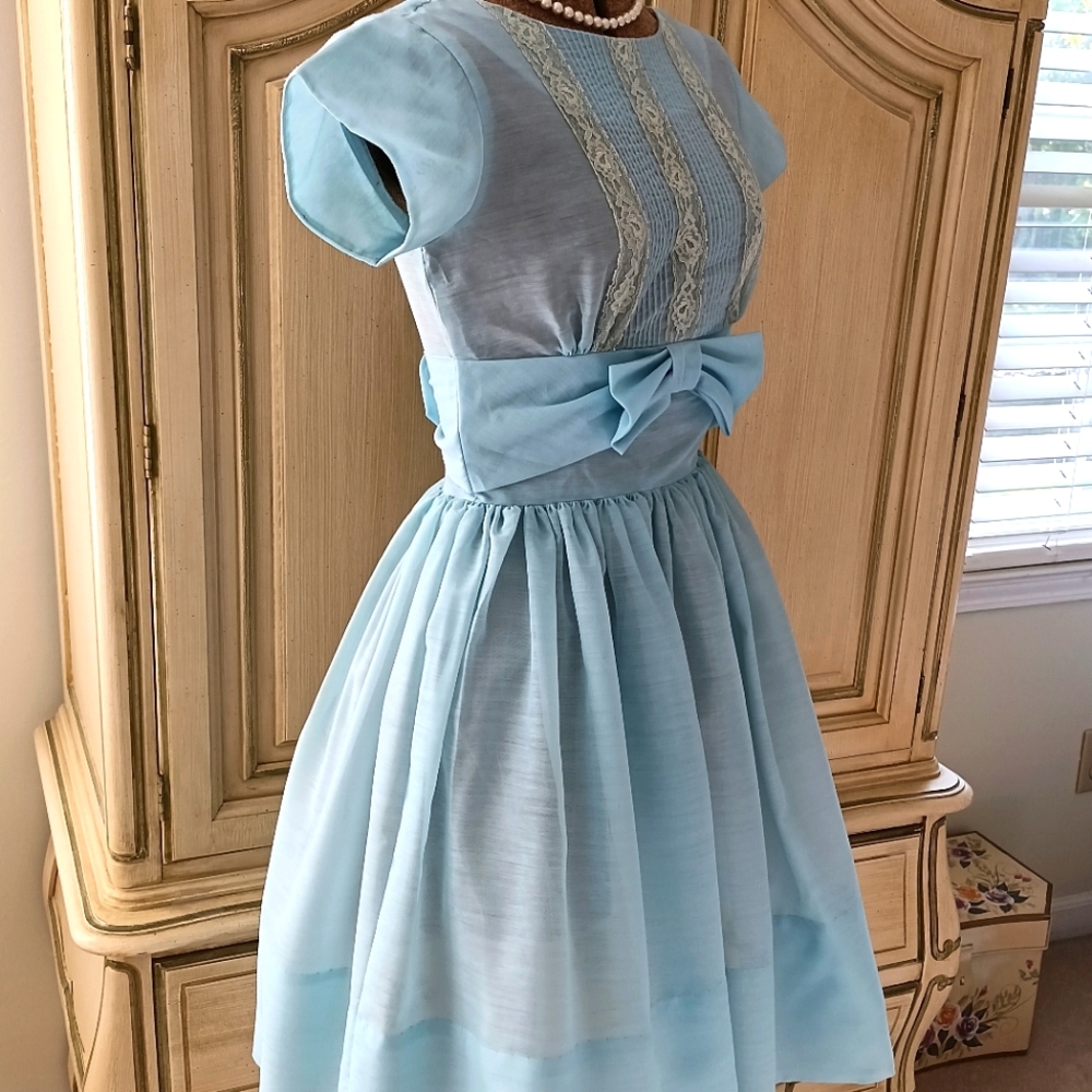 STUNNING, RARE VINTAGE 1950S PARTY DRESS WITH PINTUCKS, LACE AND CRINOLINE! - Picture 12 of 15